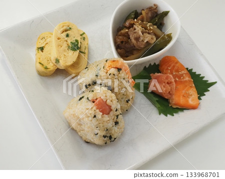 Onigiri lunch, my wife's home-cooked meals, dinner at home, a happy family Onigiri lunch, my wife's home-cooked meals, dinner at home, a happy family 133968701