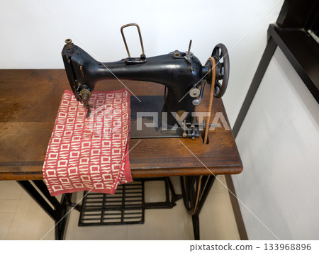 Foot-operated sewing machine Foot-operated sewing machine 133968896