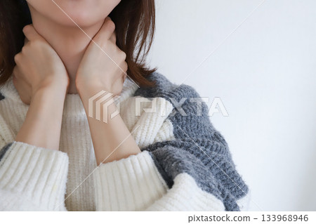 Woman feeling neck pain 133968946