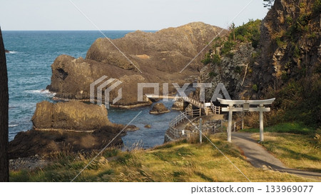 越前松島的景色和漂浮在海上的鳥居 越前松島的景色和漂浮在海上的鳥居 133969077