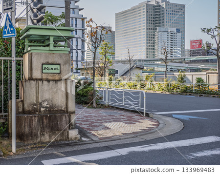 原「神橋」橋橫跨仙台堀川，其主橋墩和牌匾至今仍保留在原址。 133969483