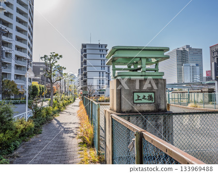 The main pillar and plaque remain at the site of the former "Kaminohashi" bridge over the Sendai Horikawa River. 133969488