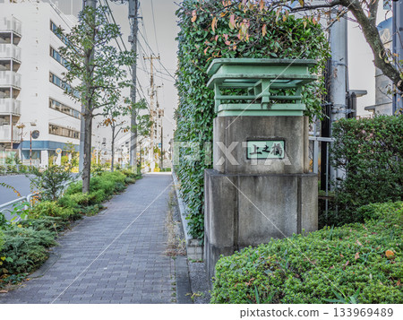The main pillar and plaque remain at the site of the former "Kaminohashi" bridge over the Sendai Horikawa River. 133969489