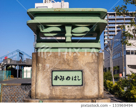 原「神橋」橋橫跨仙台堀川，其主橋墩和牌匾至今仍保留在原址。 133969494