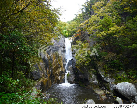 秋葉環繞的森加瀑布 133970277