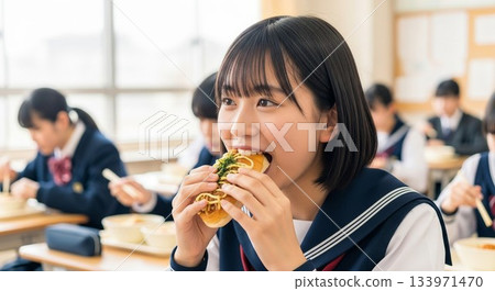 青春的味道：日本女高中生狼吞虎嚥地吃著炒麵包 133971470