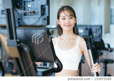 年輕女子在健身房訓練 133972080