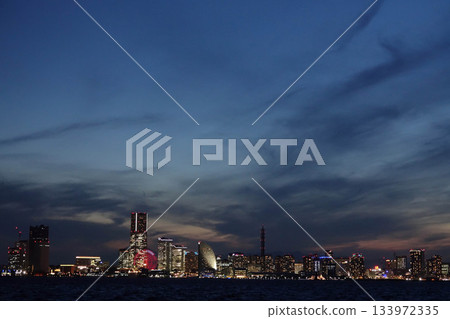 橫濱港未來地區從黃昏到夜晚的景色－港口城市夜景 133972335