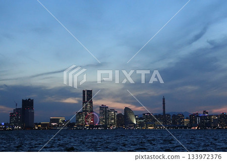 Yokohama Minato Mirai scenery from dusk to night - Image of the urban night view of the port city 133972376