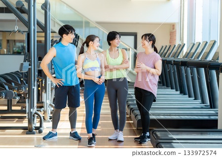 男人和女人在體育館訓練 133972574