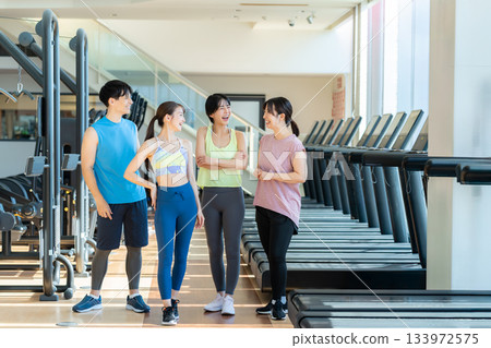 男人和女人在體育館訓練 133972575