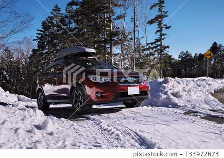 在雪路上運行Hida Ontake Weeping Sakura Highway with SUV 133972673