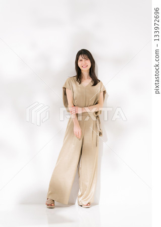 女性美垂直全身 133972696