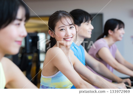 在健身房訓練的女人 133972969