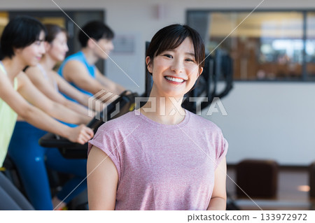 在健身房訓練的女人 133972972