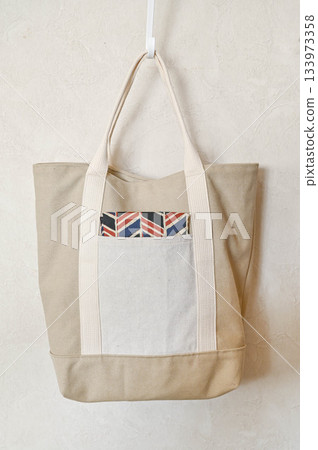Simple canvas tote bag 133973358
