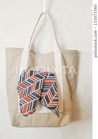 Simple canvas tote bag 133973360
