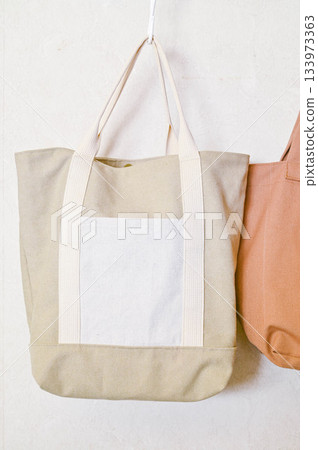 Simple canvas tote bag 133973363