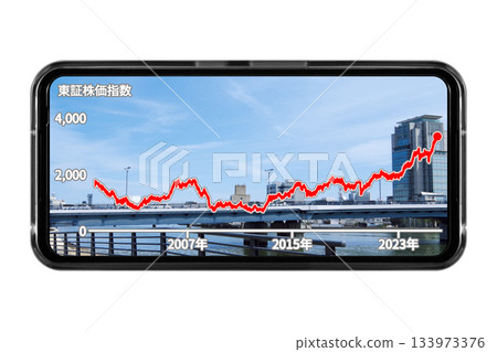 一張智慧型手機螢幕的圖片,以當地城市景觀為壁紙,顯示了長期股票價格趨勢。 一張智慧型手機螢幕的圖片,以當地城市景觀為壁紙,顯示了長期股票價格趨勢。 133973376