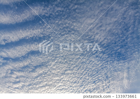 高積雲,又稱羊雲,在天空中蔓延開來的形狀 高積雲,又稱羊雲,在天空中蔓延開來的形狀 133973661