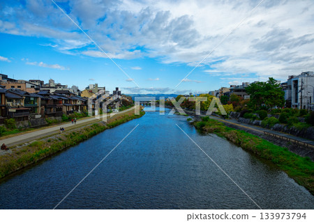 從四座大橋眺望鴨川上游。 從四座大橋眺望鴨川上游。 133973794