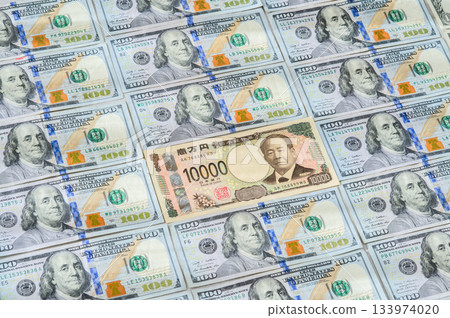 從空中俯瞰,一張面值10000日元的鈔票被美元鈔票包圍,採用荷蘭式拍攝角度2。 從空中俯瞰,一張面值10000日元的鈔票被美元鈔票包圍,採用荷蘭式拍攝角度2。 133974020