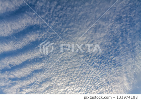 高積雲，又稱羊雲，在天空中蔓延開來的形狀 133974198