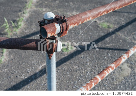 一段破舊的單管圍欄 133974421