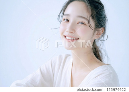 有微笑的美麗的皮膚婦女 133974622