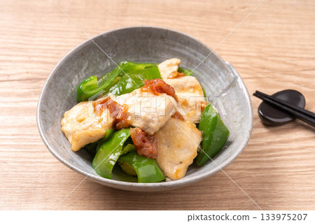 Stir-fried chicken and green peppers with plum and oyster sauce 133975207