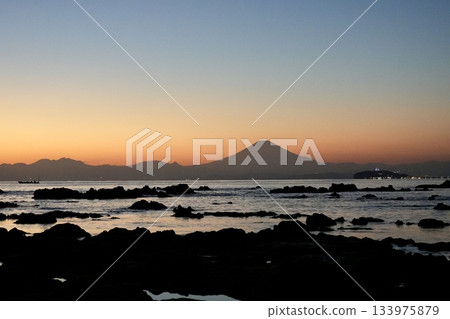 從海上欣賞富士山的魔幻時刻 從海上欣賞富士山的魔幻時刻 133975879