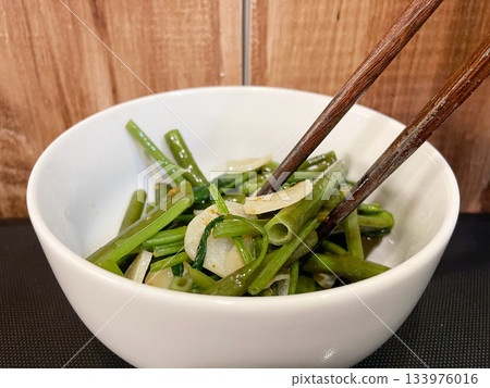 蒜蓉炒空心菜:一道清爽可口的亞洲蔬菜炒菜。 蒜蓉炒空心菜:一道清爽可口的亞洲蔬菜炒菜。 133976016