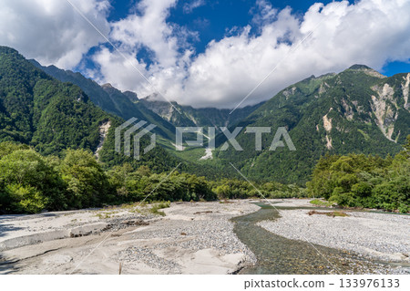 長野縣上高地觀光:從河童橋眺望穗高連峰 長野縣上高地觀光:從河童橋眺望穗高連峰 133976133