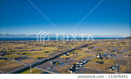 12月初，黑部川沖積扇、北阿爾卑斯山脈、新幹線高架橋和北陸高速公路的景色盡收眼底。 133976441