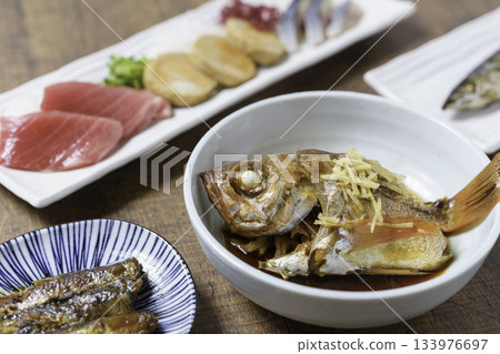 富含DHA的食物:鮪魚、秋刀魚、烤沙丁魚、安康魚肝、燉石斑魚、醃鯖魚 富含DHA的食物:鮪魚、秋刀魚、烤沙丁魚、安康魚肝、燉石斑魚、醃鯖魚 133976697