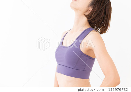 Middle-aged woman in yoga wear doing exercises 133976782