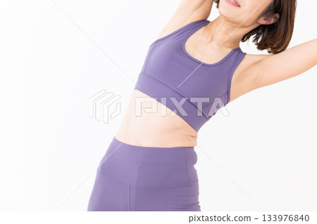 一位身穿瑜伽服的中年婦女正在做瑜伽 133976840