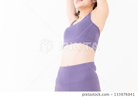 一位身穿瑜伽服的中年婦女正在做瑜伽 133976841