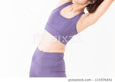 一位身穿瑜伽服的中年婦女正在做瑜伽 133976842