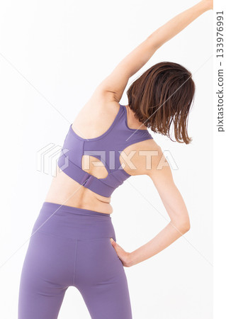 一位身穿瑜伽服的中年婦女正在做瑜伽 133976991