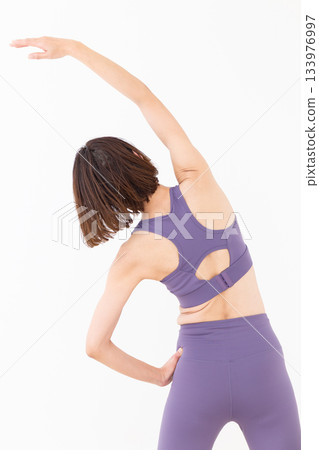 一位身穿瑜伽服的中年婦女正在做瑜伽 133976997