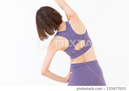 一位身穿瑜伽服的中年婦女正在做瑜伽 133977035