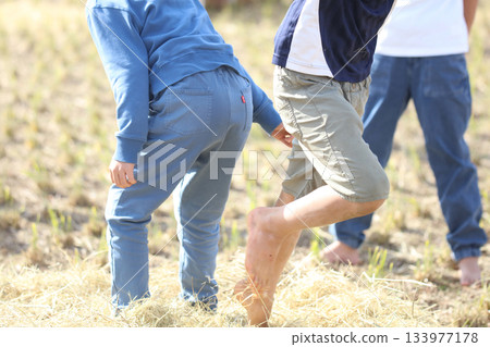 男孩們玩屁股摔跤 男孩們玩屁股摔跤 133977178