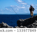 在殘波岬的岩石上釣魚 | 沖繩本島的蔚藍大海和岩石釣魚景色 133977849