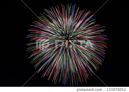 長野惠比壽湖煙火節上美麗的拋物線形煙火綻放 長野惠比壽湖煙火節上美麗的拋物線形煙火綻放 133978052