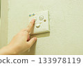 女人的手在操作一個老式電開關 133978119