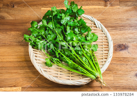 照片中,一束束香菜擺放在竹籃裡。 照片中,一束束香菜擺放在竹籃裡。 133978284