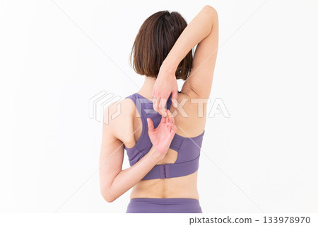 一位身穿瑜伽服的中年婦女正在做瑜伽 133978970