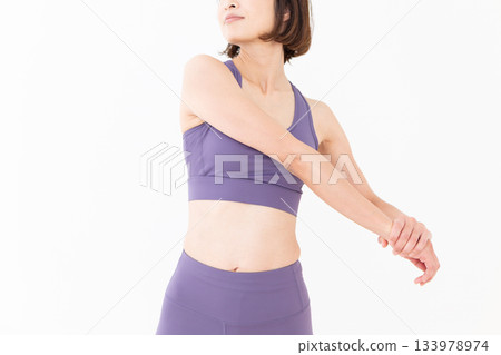 一位身穿瑜伽服的中年婦女正在做瑜伽 一位身穿瑜伽服的中年婦女正在做瑜伽 133978974