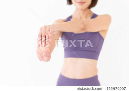 一位身穿瑜伽服的中年婦女正在做瑜伽 133979007